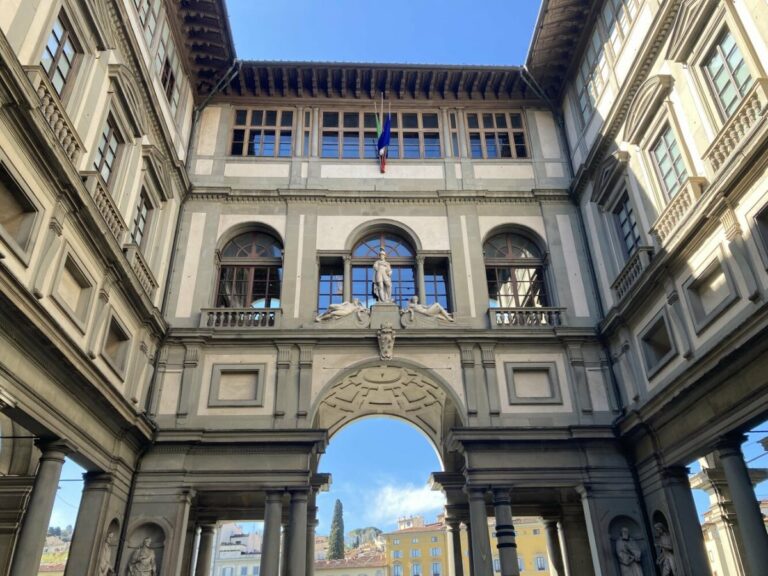 l'immagine mostra la struttura e l'ingresso degli Uffizi. Una immagine architettonica del museo degli Uffizi di Firenze. Si vede un arco trionfale con la statua che raffigura un membro della famiglia dei Medici di Firenze