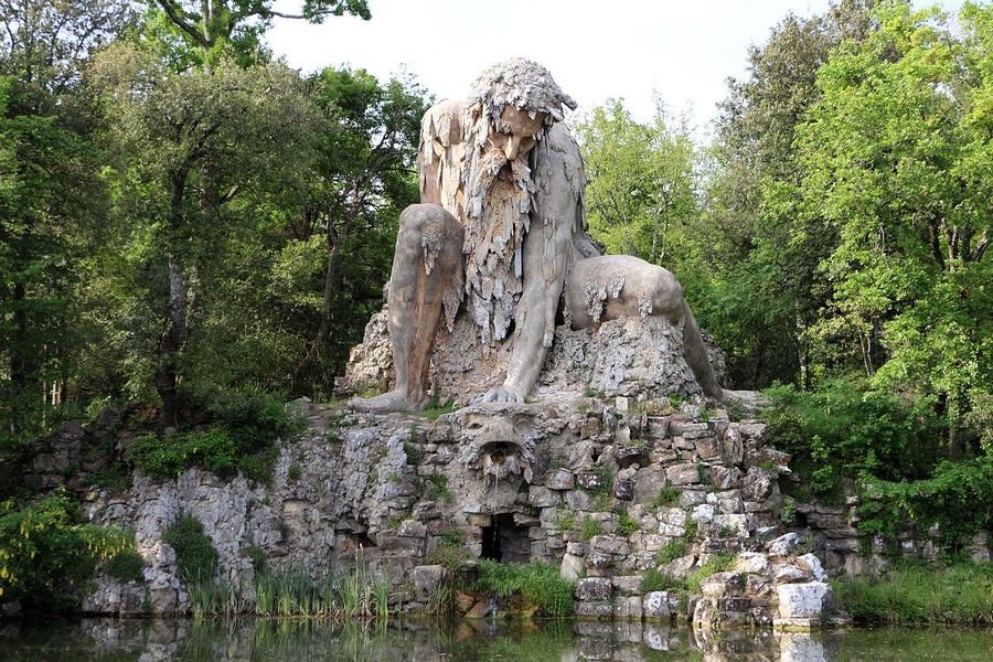 Una colossale scultura i gesso e pietra che rappresenta la figura simbolica dell'SAppenino, oggi esposta nella Villa Medici di Pratolino a Firenze, opera dello scultore Giambologna