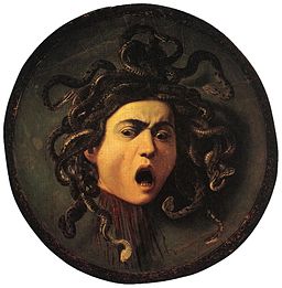 Testa umana femminile con serpenti, simbolo di figura mitologica chiamata Medusa